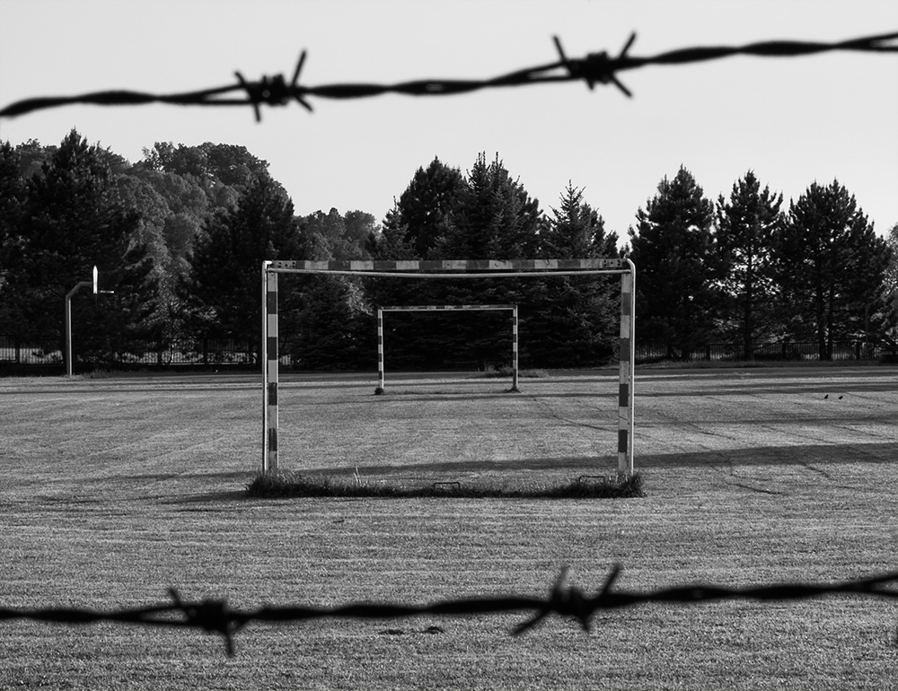 za ostnatým drátem