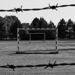 za ostnatým drátem