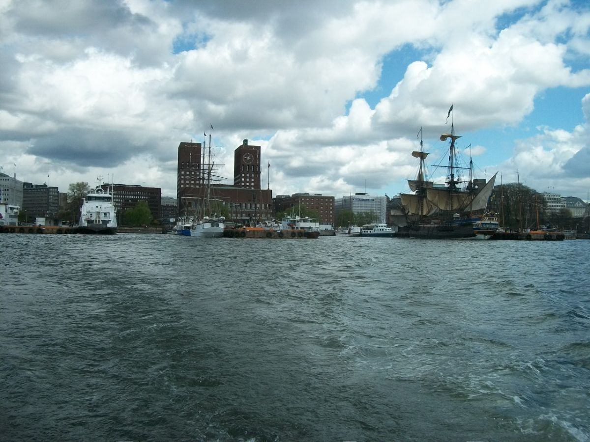 Aker Brygge - Oslo Pohled na radnici a přístav z moře.