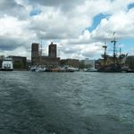 Aker Brygge - Oslo Pohled na radnici a přístav z moře.
