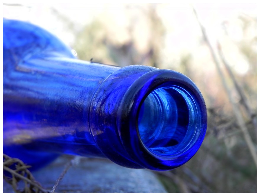 Prázdná modrá lahev