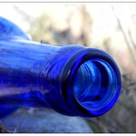 Prázdná modrá lahev