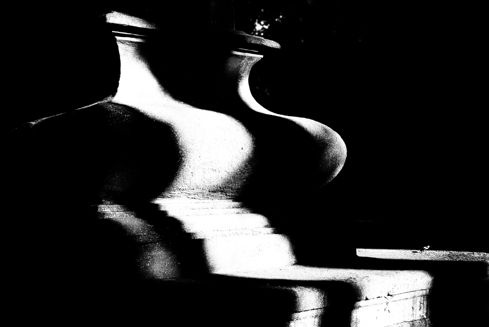 Dvě korpulentní dámy v družném hovoru na lavičce lázeňského parku - MoML 9. září 2015