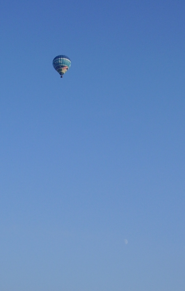 Vycházející měsíc a balon v modři