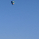 Vycházející měsíc a balon v modři