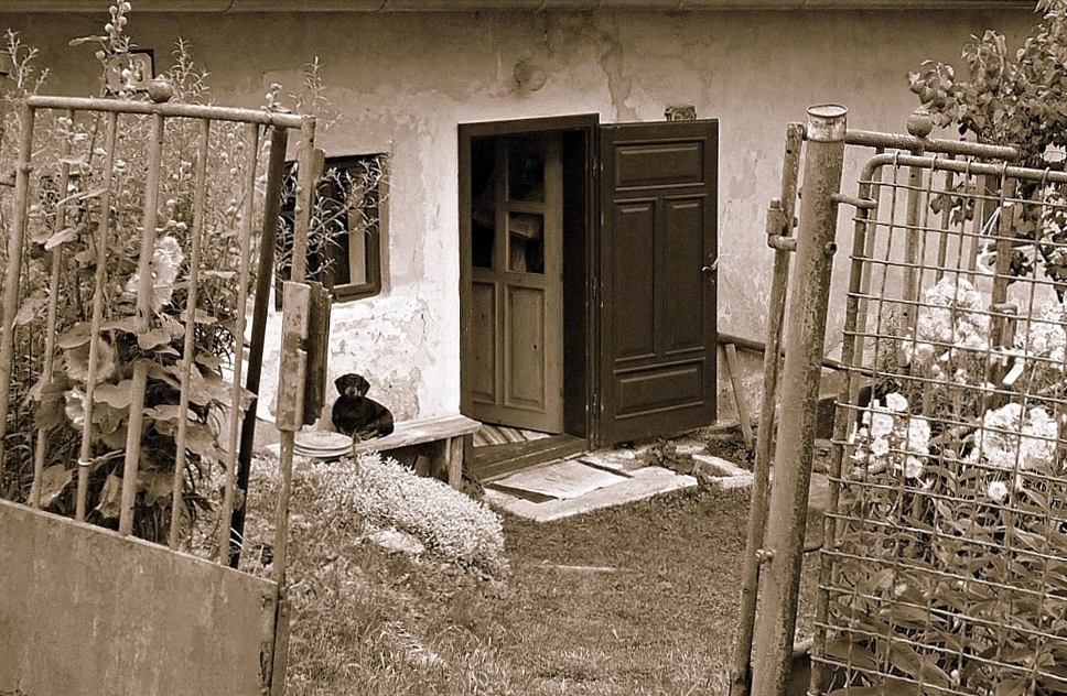 v dolináách ľudia nemajú zamknuté brány..