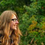 Dívka s medovými vlasy