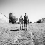 za hradbami města …