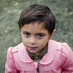 Armando v ružovom kabáte