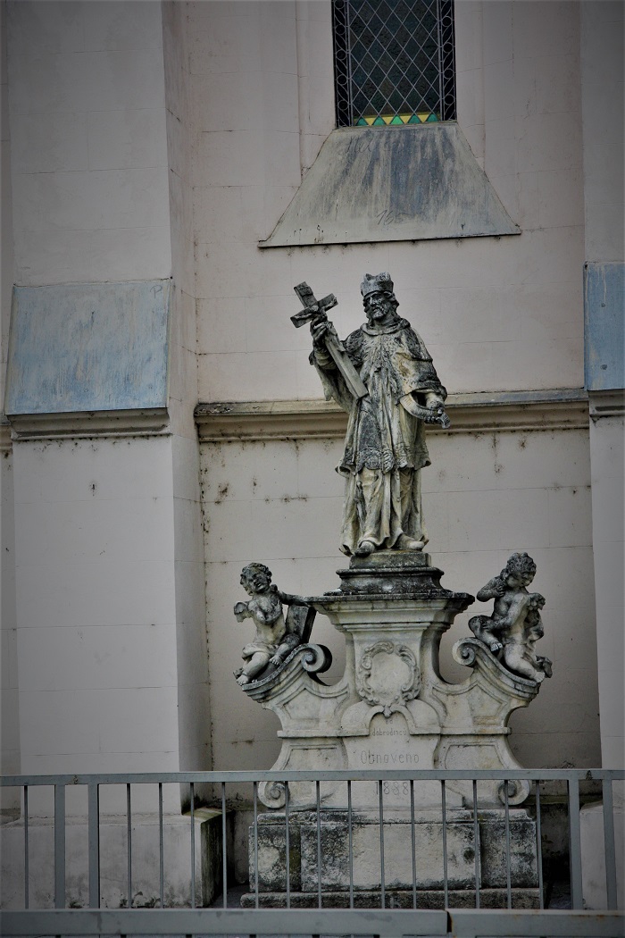 U kostela