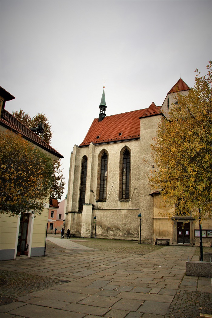 U kostela