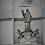 U kostela