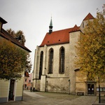 U kostela