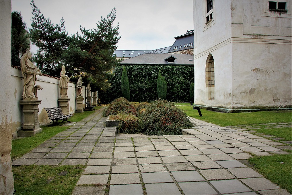 U kostela
