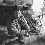 Sedí bača pri ohníčku ... :)