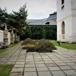 U kostela