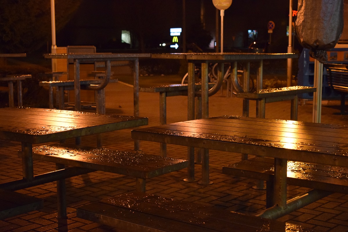 odraz lámp a dážď