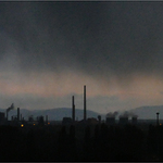 Večer, déšť a fabrika