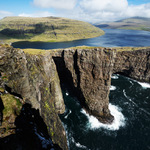 ..pohled na jezero Sørvágsvatn z protilehlého útesu podruhé..