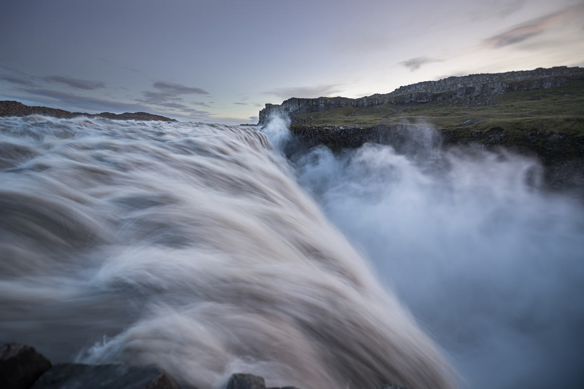 ..teorie říká: 'když tvé fotky nejsou dost dobré, nejsi dost blízko.' Dettifoss, 14mm, bez ořezu.