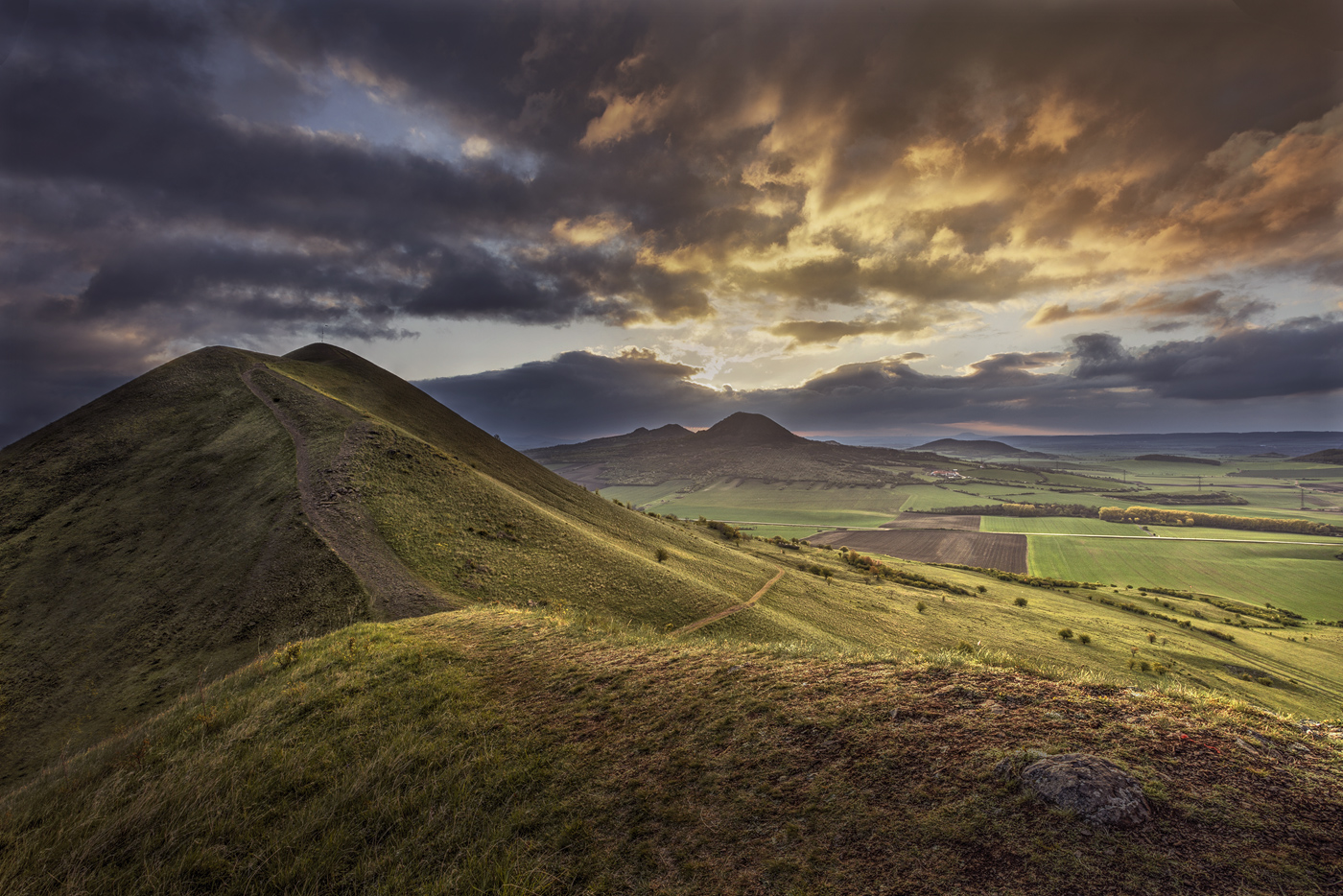 Raná - trojvrcholová hora v Českém středohoří