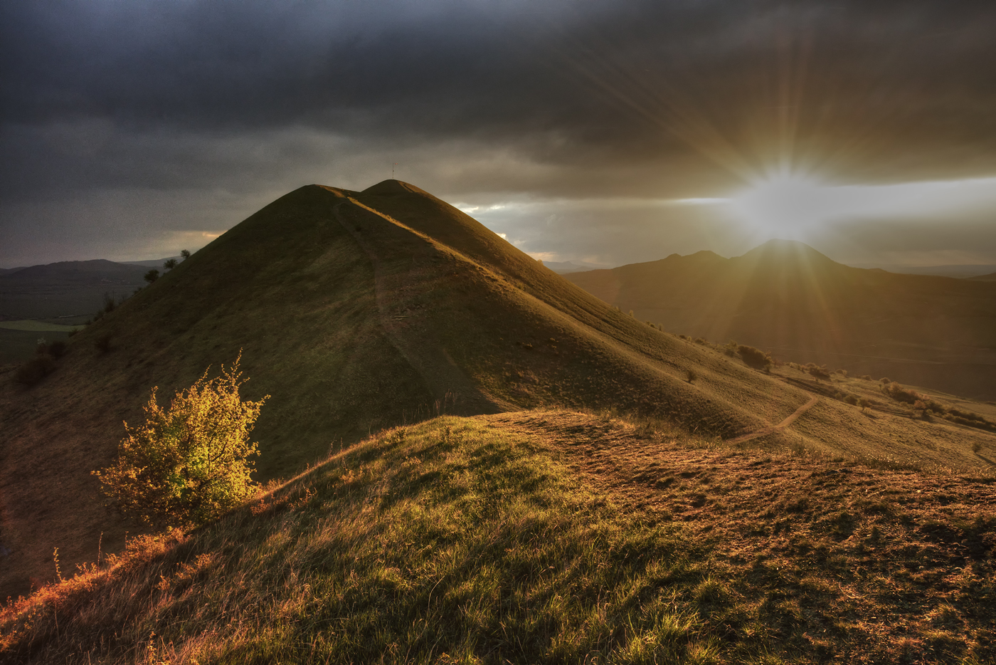 Raná - trojvrcholová hora v Českém středohoří