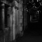 večerní uličkou podél zdi