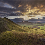 Raná - trojvrcholová hora v Českém středohoří
