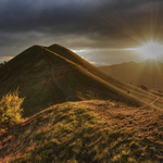 Raná - trojvrcholová hora v Českém středohoří