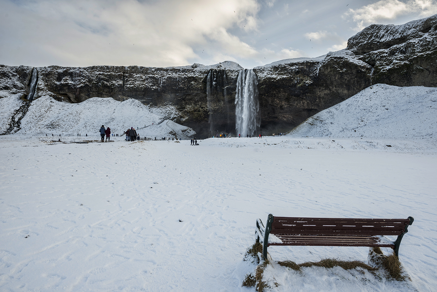 ..Lednový Seljalandsfoss..