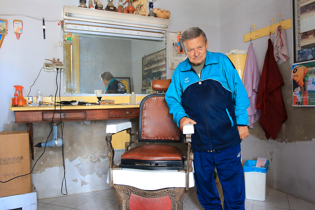 Hrdý majitel salónu