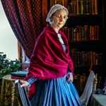 devce v karminovem prehozu