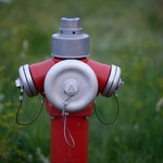 portrét hydrantu po západu slunce