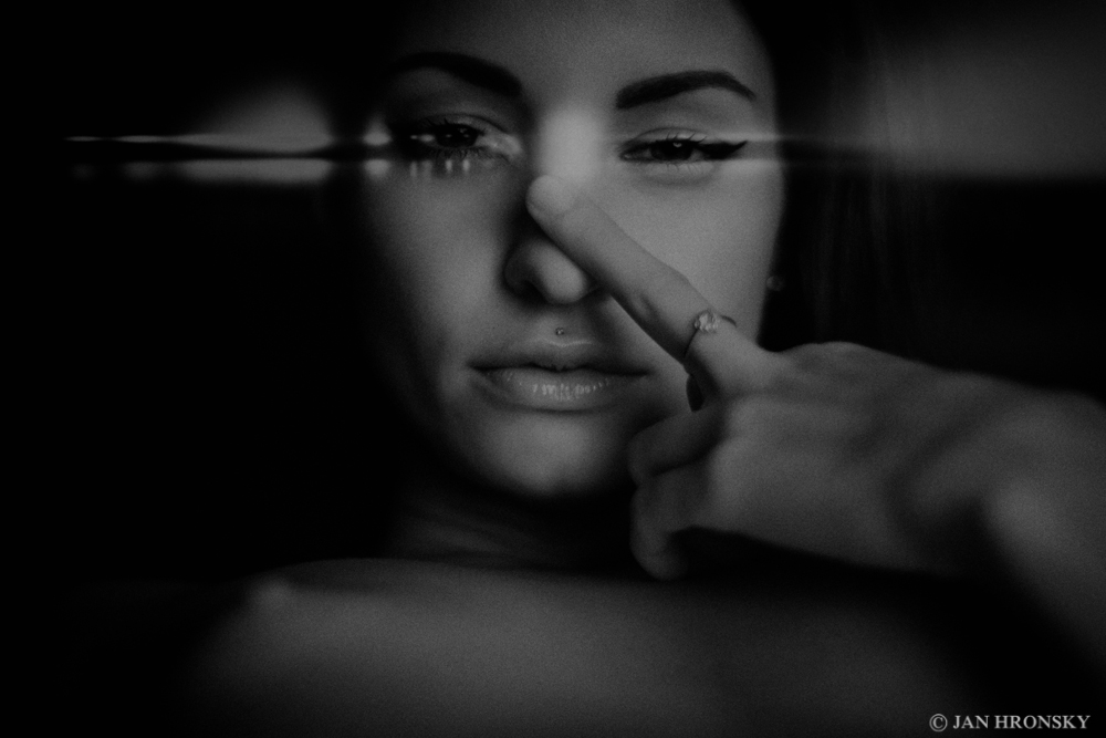 Zuzka s prstom na nose