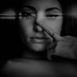 Zuzka s prstom na nose