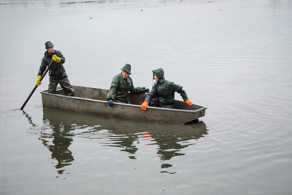 veselé rukavice a kluci na rybníce