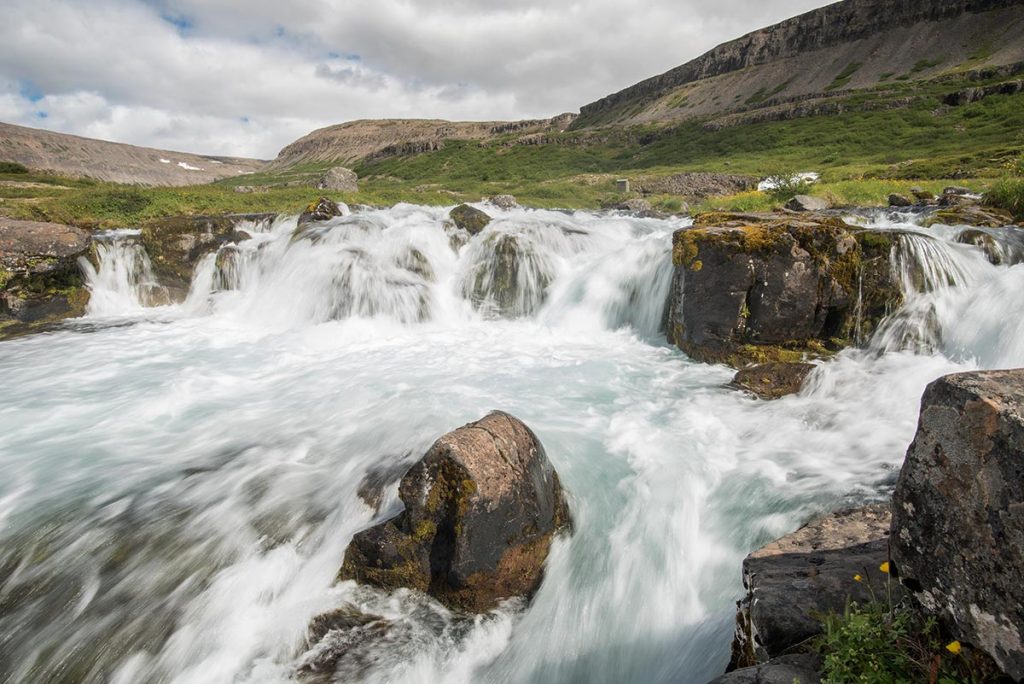 ..nemůžu si pomoct, ale mě se tahle fotka nějak zvláštně líbí. I když to není nic extra, a je to asi nejzapomenutější z islandských vodopádů. tak snad se bude líbit i vám. hezkou neděli..