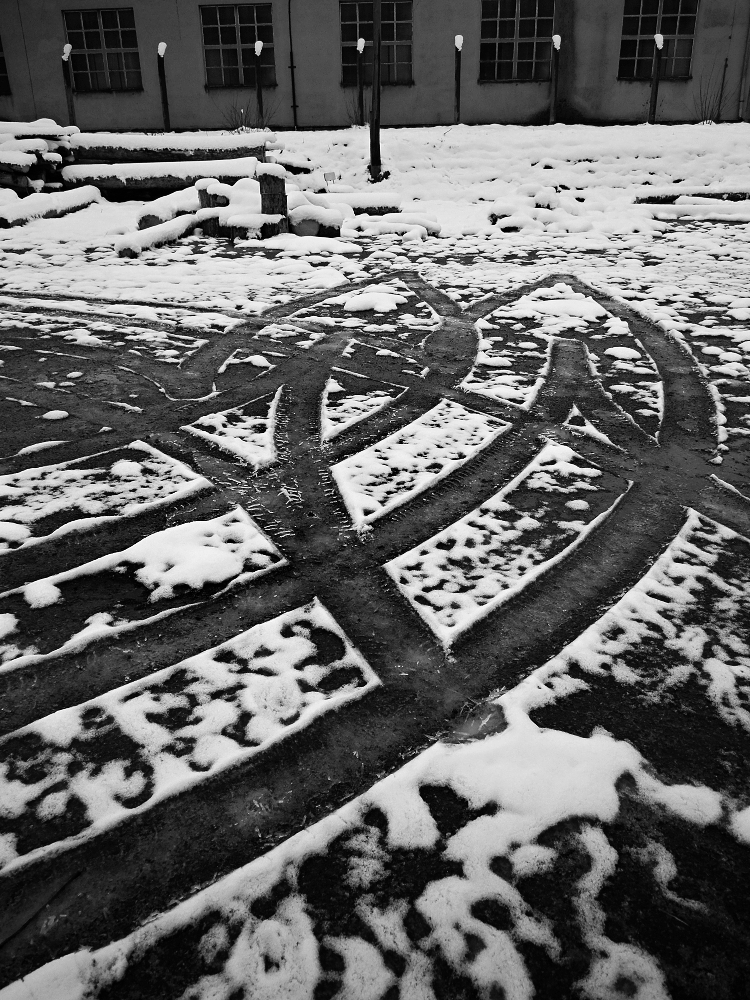 Na továrním dvoře