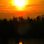 Východ slunce nad rybníkem.