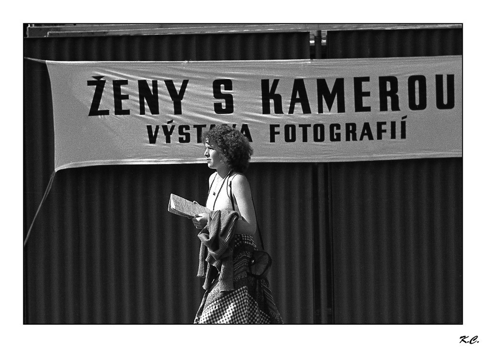Žena bez kamery.