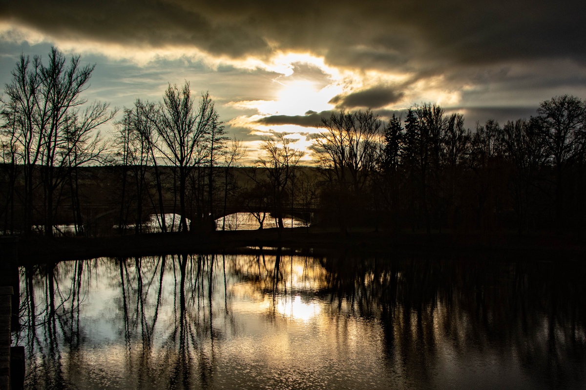 Západ slunce nad řekou