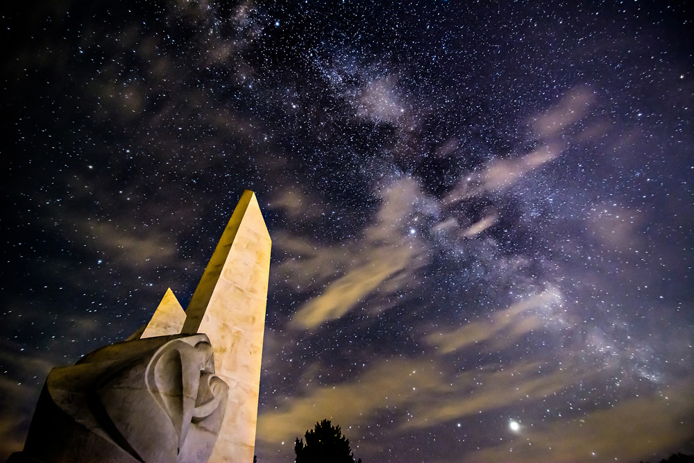 Mliecna draha nad mohylou