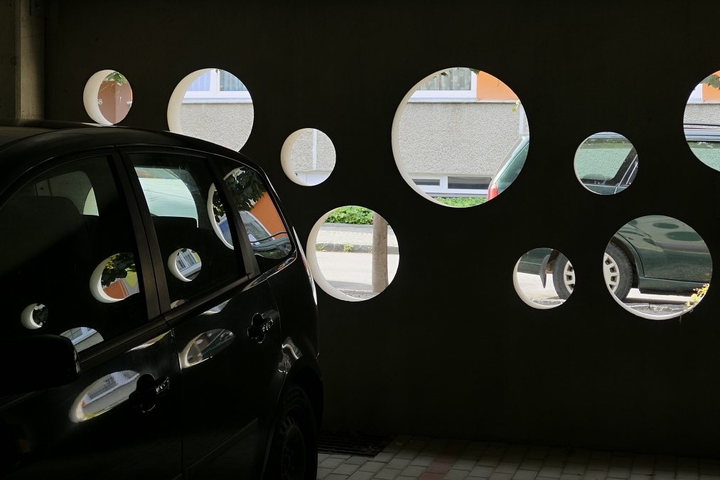 V halové garáži...