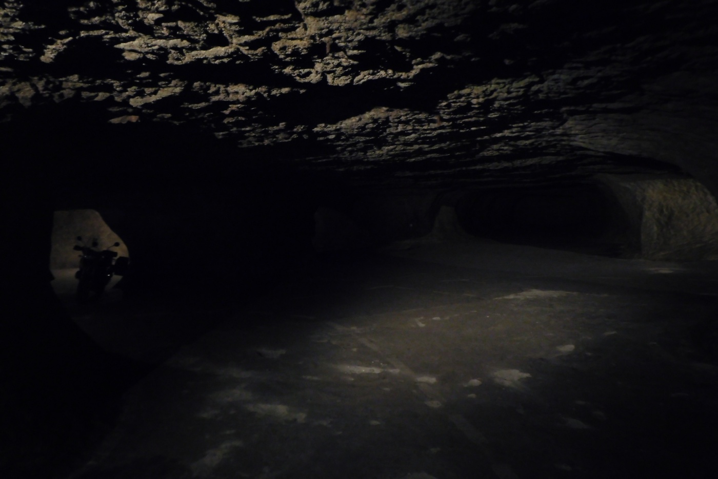 Jeskyně se siluetou motocyklu