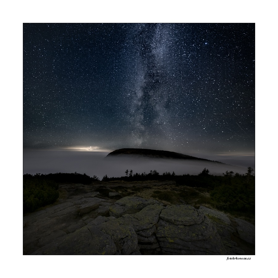 V dáli svítí Praha