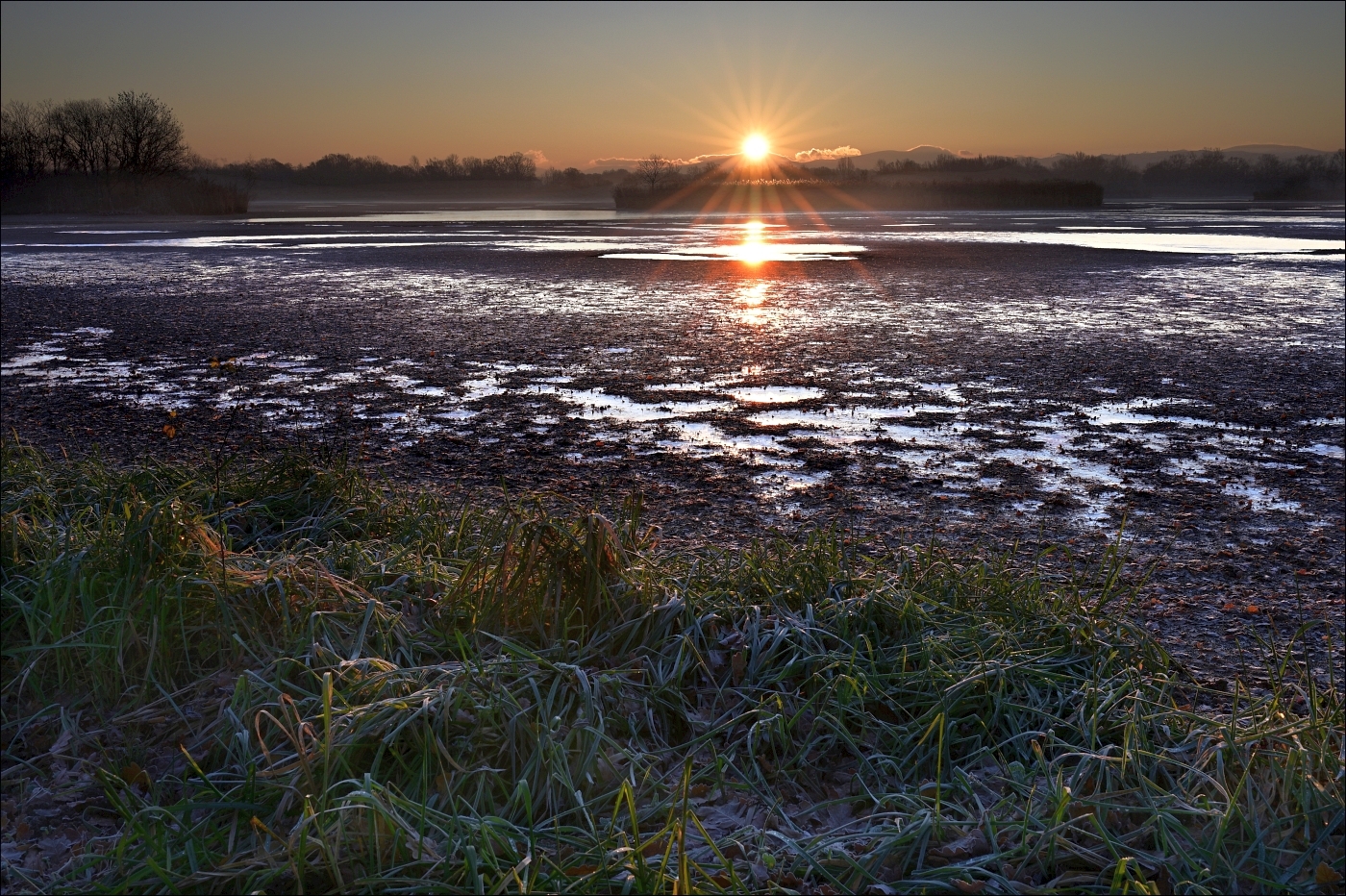 Ráno u vypuštěného rybníka