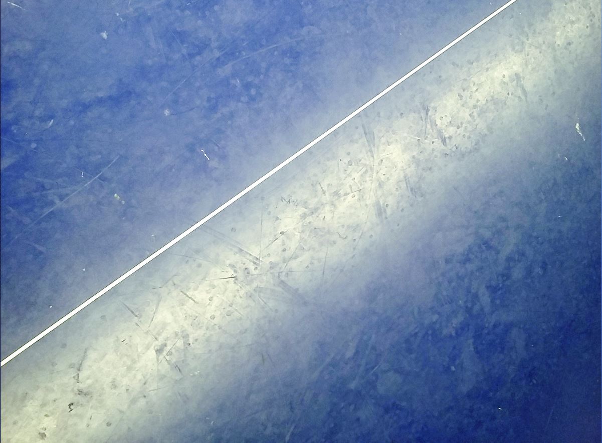 Šikmá bílá čára