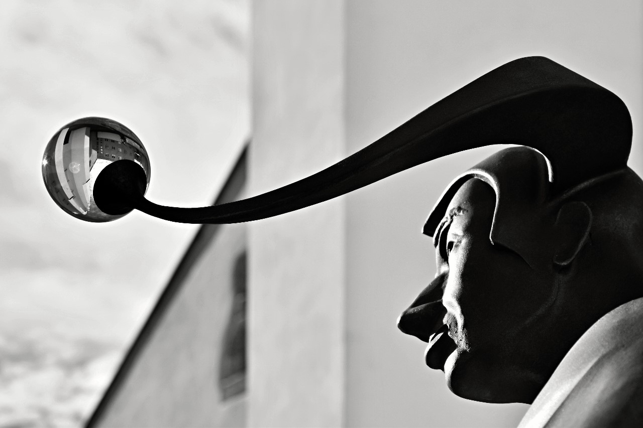 Detail sochy s koulí Libora Hurdy...