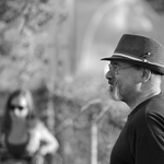 Portret se zenou v pozadi