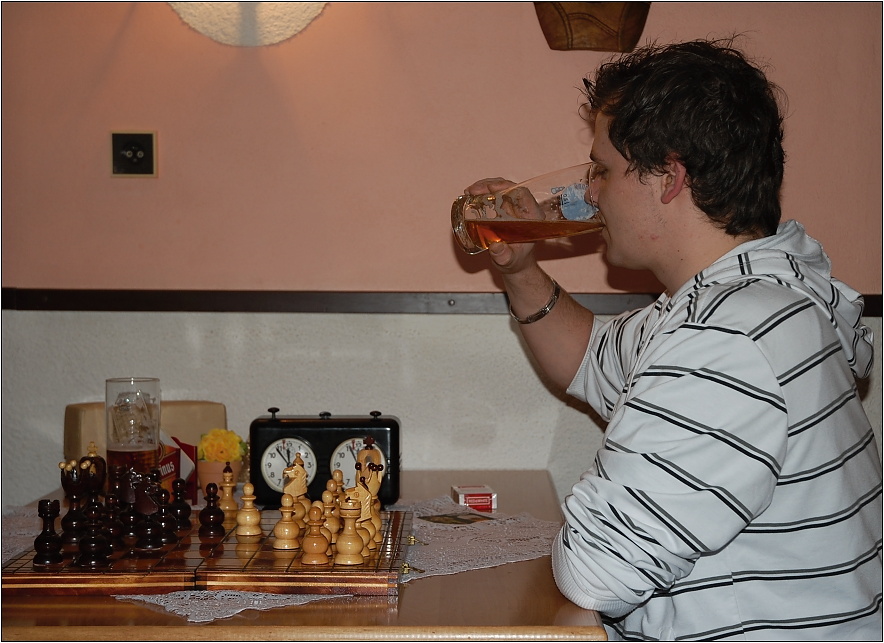 ..."nebezpečná šachová partie dvou supervelmocí o osud lidstva...aneb láska k pivu"...